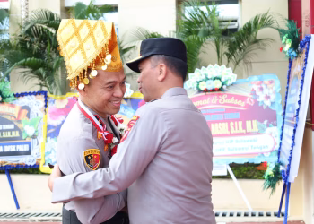 Polda Sulteng Sambut Kapolda Baru dengan Tradisi Jajar Hormat dan Adat Kaili