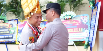 Polda Sulteng Sambut Kapolda Baru dengan Tradisi Jajar Hormat dan Adat Kaili