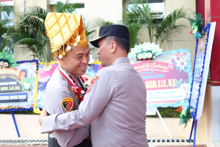 Polda Sulteng Sambut Kapolda Baru dengan Tradisi Jajar Hormat dan Adat Kaili