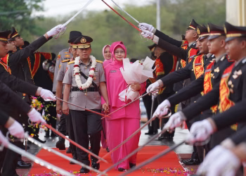 Tradisi Pedang Pora dan Isak Haru Warnai Pelepasan Irjen Pol (Purn) Endi Sutendi di Polda Sulteng