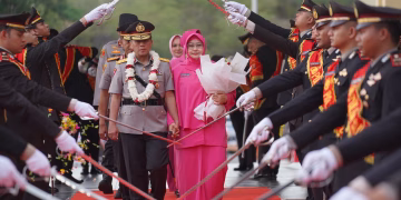 Tradisi Pedang Pora dan Isak Haru Warnai Pelepasan Irjen Pol (Purn) Endi Sutendi di Polda Sulteng