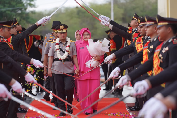 Tradisi Pedang Pora dan Isak Haru Warnai Pelepasan Irjen Pol (Purn) Endi Sutendi di Polda Sulteng