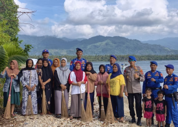 Satpolair Polres Parigi Moutong Turun Tangan Bersihkan Pantai Lebo, Gaungkan Perang Melawan Sampah Laut