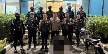Satbrimob Polda Metro Jaya dan Tim Presisi Polres Metro Tangerang Kota Tangkap Pengendara Scoopy Pembawa Tembakau Sintetis