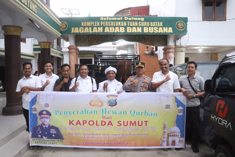 Kapolda Sumut Serahkan Sapi Kurban 600 Kg ke Persulukan Serambi Babussalam Simalungun, TGB: Jadikan Idul Adha Momentum Perkuat Persatuan Bangsa