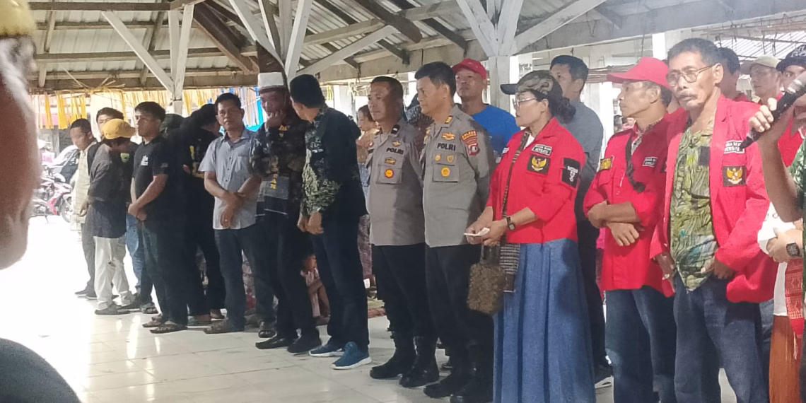 Di Tengah Guyuran Hujan, Kapolsek Silou Kahean Ikut Tor-Tor Adat di Pesta Pernikahan Tokoh Masyarakat, Ini Pesannya