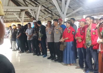 Di Tengah Guyuran Hujan, Kapolsek Silou Kahean Ikut Tor-Tor Adat di Pesta Pernikahan Tokoh Masyarakat, Ini Pesannya