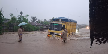 Banjir Rendam Jalur Trans Sulawesi di Torue Arus Lalu Lintas Sempat Lumpuh