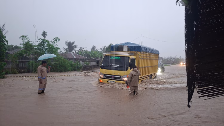 Banjir Rendam Jalur Trans Sulawesi di Torue Arus Lalu Lintas Sempat Lumpuh
