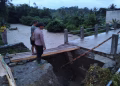 Jembatan Penghubung antara Dusun III dan IV di Desa Sibalago Ambruk Akibat Banjir, Polisi dan Warga Bangun Akses Darurat