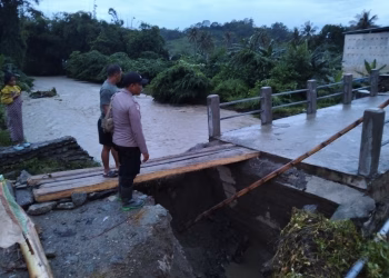 Jembatan Penghubung antara Dusun III dan IV di Desa Sibalago Ambruk Akibat Banjir, Polisi dan Warga Bangun Akses Darurat