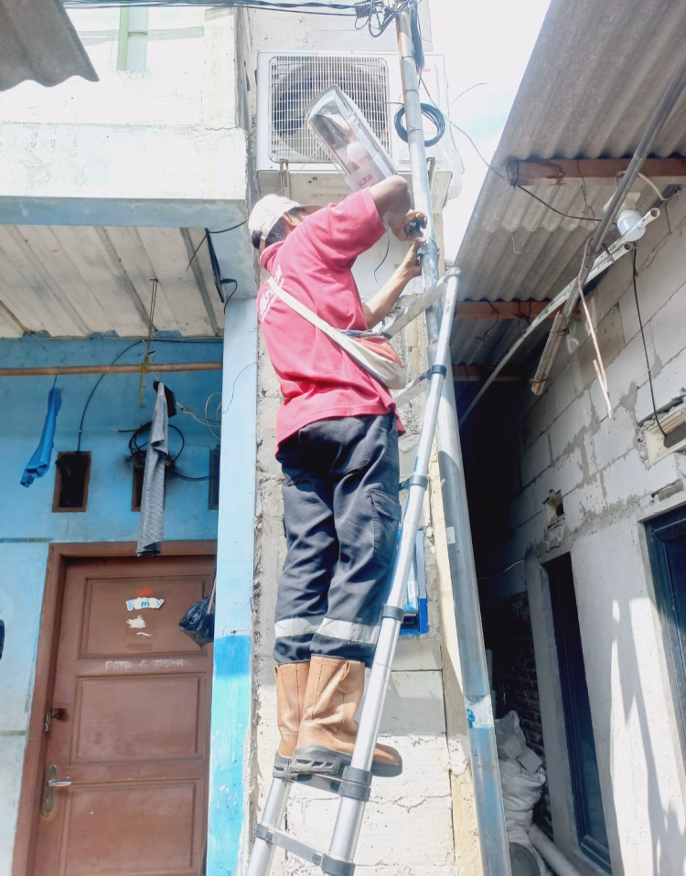 Warga Apresiasi Respon Cepat Lurah Kebon Besar Dalam Memperbaiki Tiang Lampu Penerangan Jalan Umum (PJU)
