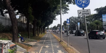 Trotoar Bintaro Jaya Jadi Sorotan, Ketidaknyamanan Pejalan Kaki dan Stroller di Tengah Pembatasan Bollard