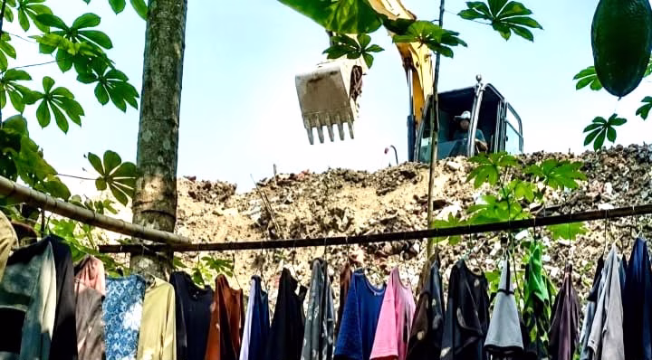 Diduga Proyek Pengurukan Tanpa Izin di Lebak, Rumah Janda Lansia 75 Tahun Nyaris Tertimbun