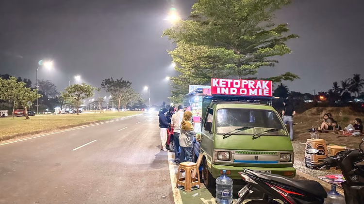 PKL di Jalan Raya BSD Barat Kian Disorot, Pedagang Ketar-Ketir Dikejar Penertiban