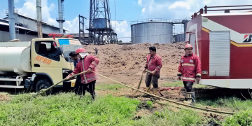 BPBD Simalungun Turunkan Armada Damkar Bantu Padamkan Kebakaran Kolam Limbah PKS PTPN IV Kebun Dolok Ilir