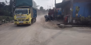 Proyek “Siput” Jalan Provinsi Partuakan – Tigaras:Simalungun Warga Mandi Debu, Kontraktor Abaikan Rambu dan K3