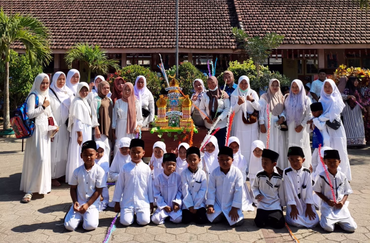 MKirab Gunungan Snack SDN Serut 1 Jember Semarak Peringatan Maulid Nabi
