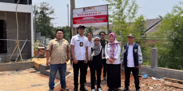 Melanggar Sempadan Kali Krukut, DPUPR Depok Pasang Plang Penertiban di Perumahan Casa Grande