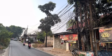 Kabel Internet Semrawut di Jalan AMD Raya Pondok Kacang Ancam Keselamatan Pengguna Jalan
