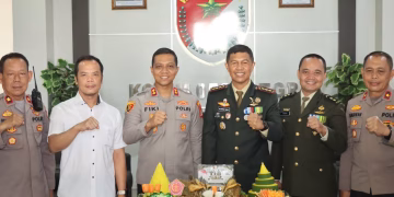 Momen Hangat HUT TNI ke-81, Polres Metro Tangerang Kota Bawa Tumpeng dan Kue ke Kodim 0506