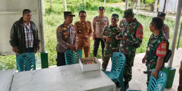 Kapolsek dan Camat Dolok Pardamean Antar Kue Ulang Tahun ke Koramil 15/SPA, Soliditas TNI-Polri dan Pemda Dijaga di HUT TNI Ke-81