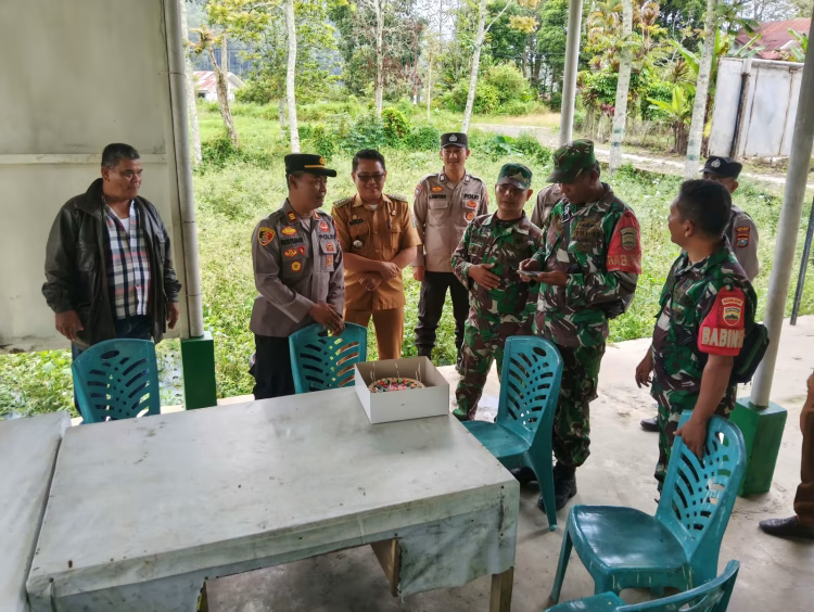 Kapolsek dan Camat Dolok Pardamean Antar Kue Ulang Tahun ke Koramil 15/SPA, Soliditas TNI-Polri dan Pemda Dijaga di HUT TNI Ke-81