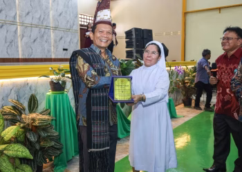 Wali Kota Wesly Tandatangani Prasasti Peresmian Aula SMP Bintang Timur Pematangsiantar