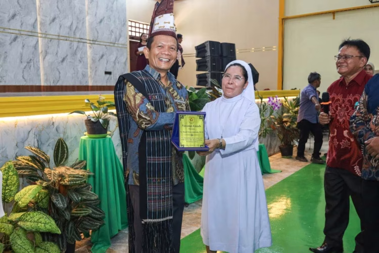 Wali Kota Wesly Tandatangani Prasasti Peresmian Aula SMP Bintang Timur Pematangsiantar