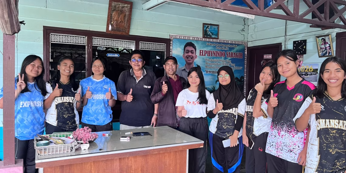 Siswa SMA Negeri 1 Raya Wawancarai Komite Sekolah dan Wartawan tentang Pemberitaan Korupsi